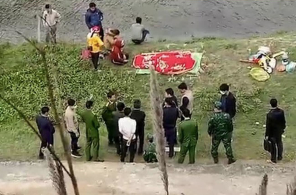 Mẹ ôm con nhỏ nghi nhảy sông ở Ninh Bình